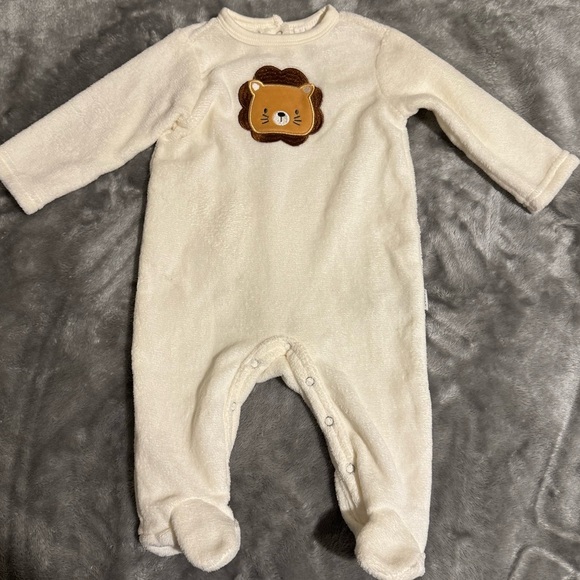 Tahari Baby Other - Cozy Cream Baby Footie with Lion Appliqué